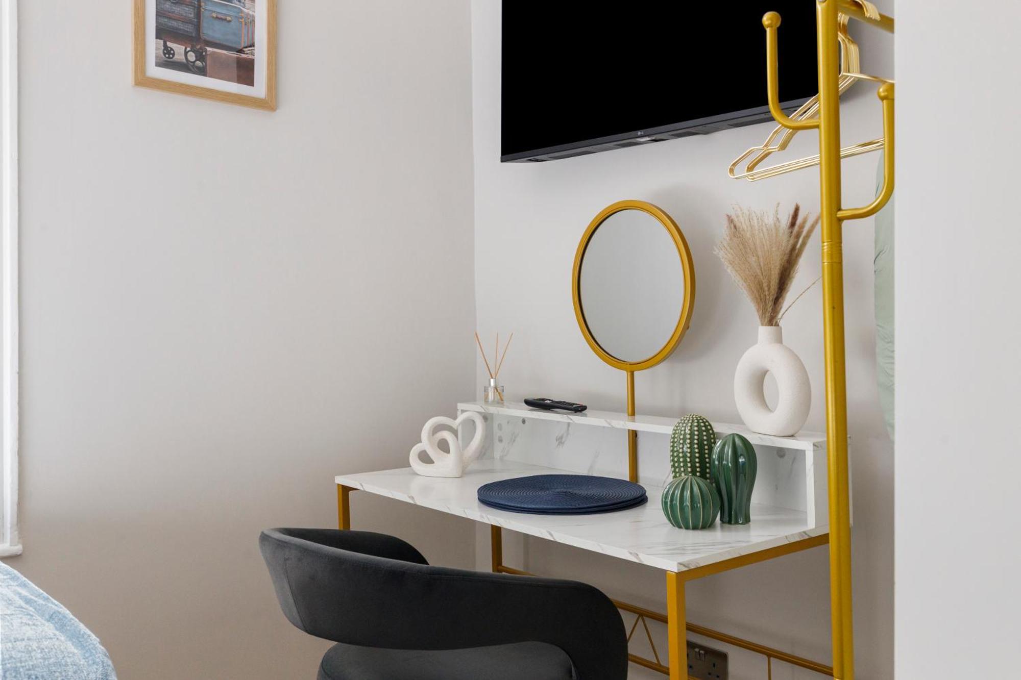 Living Refined: With Full Kitchen Appartamento *